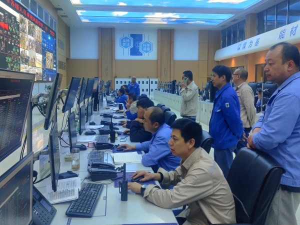 031756871870352408.jpg 9月2日,3號氣化爐投料中控室照片.jpg