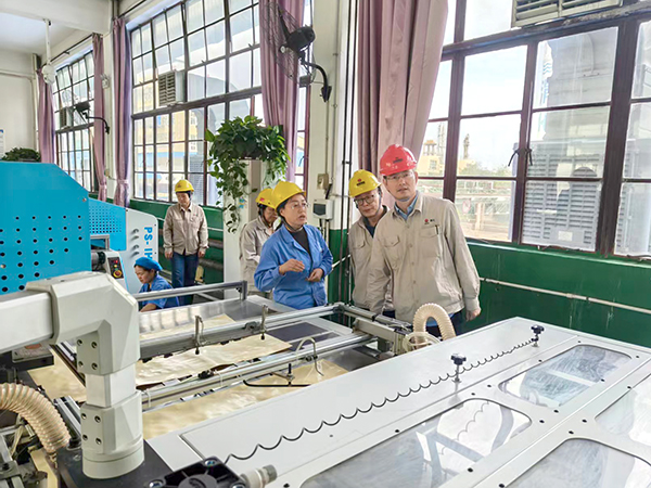 271761534221158697.jpg 黨支部書記帶隊的小組對生產流程細致排查   600.jpg